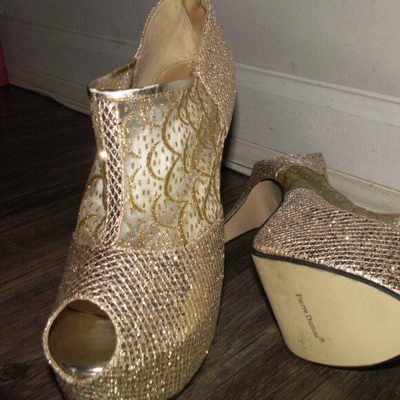 A Women glamorous, gold-toned platform stiletto high heels. - Picture 4 of 6